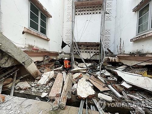미얀마 수도 네피도의 붕괴된 건물에서 생존자 수색 중인 구조대원 (출처=연합뉴스)