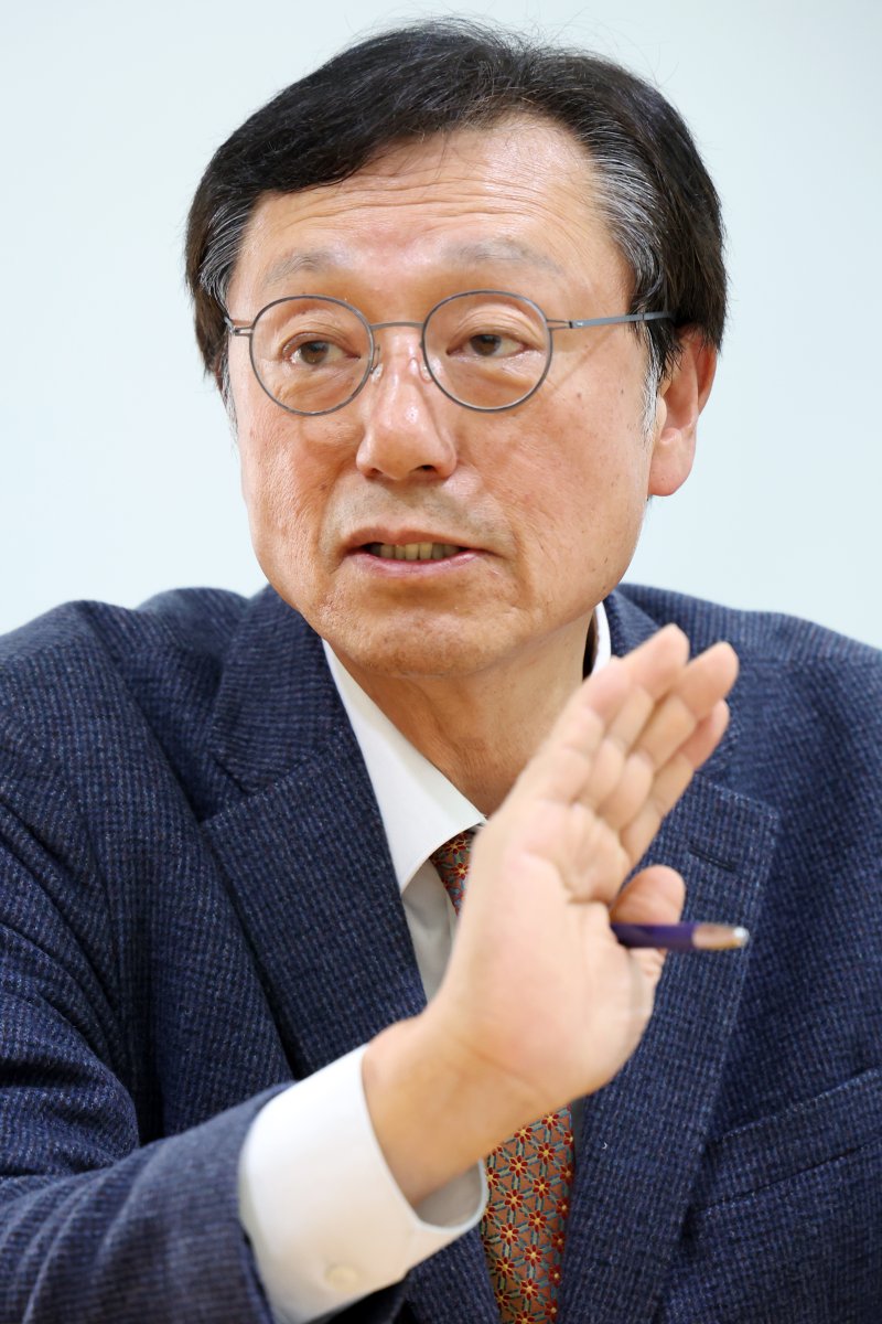 [서울=뉴시스] 박진희 기자 = 이성훈 한국화랑협회 회장이 서울 종로구 협회 사무실에서 뉴시스와 인터뷰 하고 있다. 2025.03.29. pak7130@newsis.com