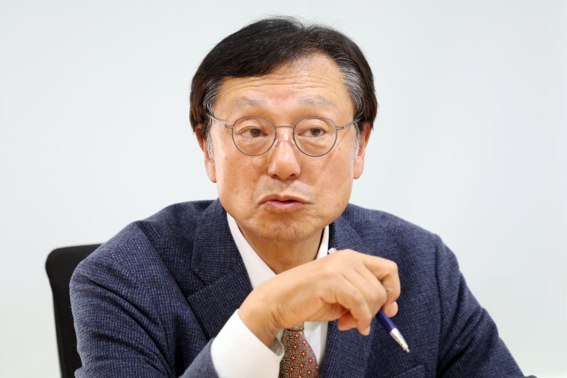 [서울=뉴시스] 박진희 기자 = 이성훈(선화랑 대표) 한국화랑협회 회장이 지난 26일 서울 종로구 협회 사무실에서 뉴시스와 인터뷰 하고 있다. 2025.03.29. pak7130@newsis.com