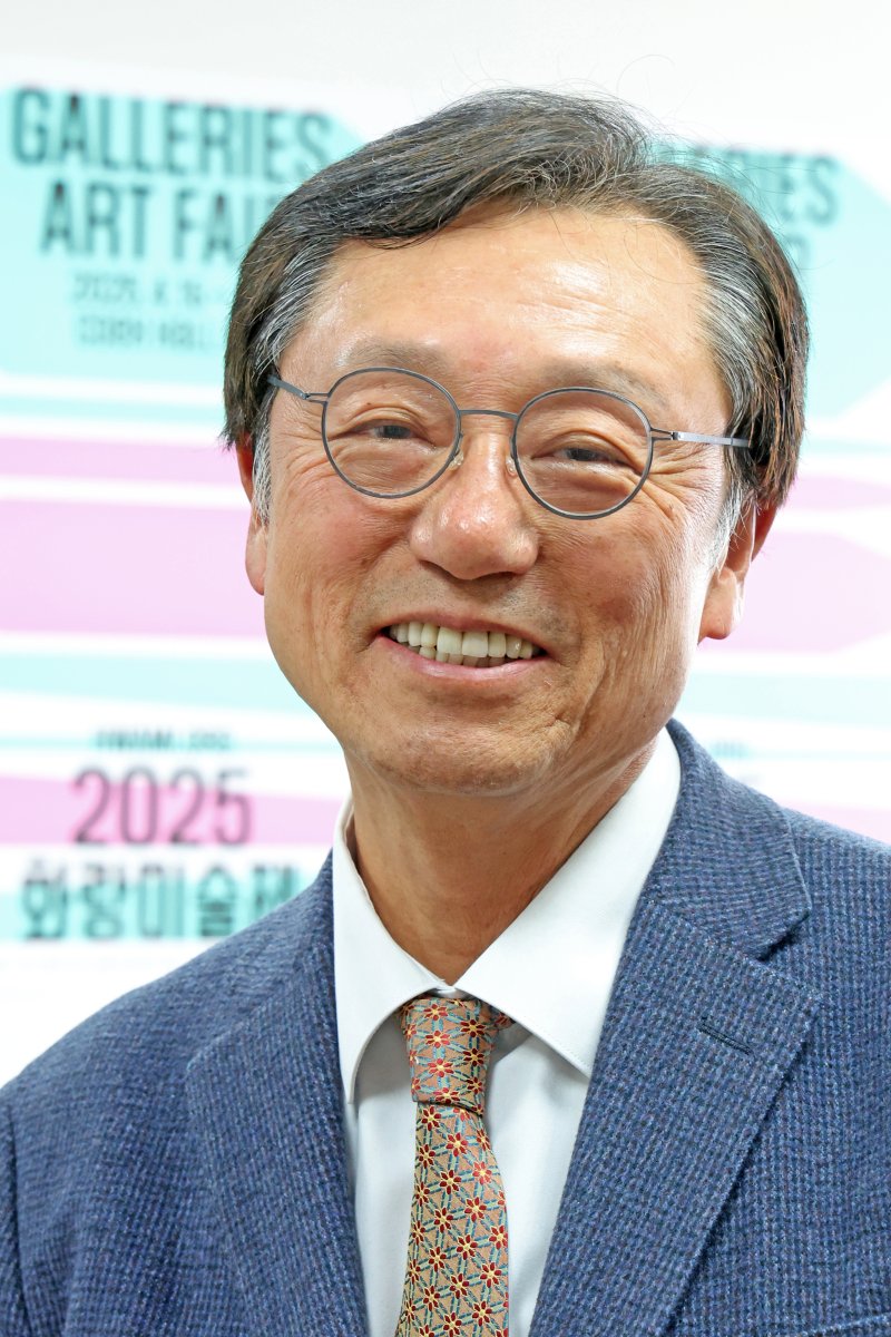 [서울=뉴시스] 박진희 기자 = 이성훈(선화랑 대표) 한국화랑협회 회장이 서울 종로구 협회 사무실에서 뉴시스와 인터뷰 하고 있다. 2025.03.29. pak7130@newsis.com