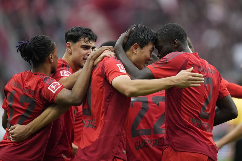 [프랑크푸르트=AP/뉴시스] 독일 프로축구 분데스리가 바이에른 뮌헨의 김민재, 다요 우파메카노. 2024. 10. 6.