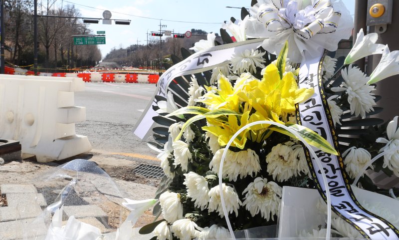 [서울=뉴시스] 김혜진 기자 = 28일 서울 강동구 명일동 싱크홀 사고 현장 인근에 국화꽃이 놓여 있다. 정부가 서울 강동구 명일동에서 발생한 대형 땅꺼짐(싱크홀) 사고에 대해 사고조사에 들어간다. 국토부는 지난 24일 명일동에서 발생한 대형 지반침하 사고 원인을 규명하기 위해 중앙지하사고조사위원회(사조위)를 구성·운영한다고 28일 밝혔다. 2025.03.28. jini@newsis.com