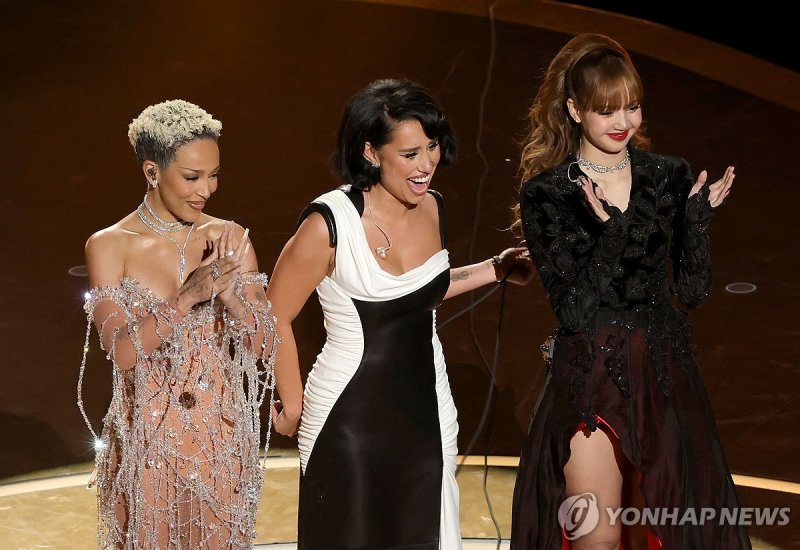 97회 아카데미 시상식 축하공연한 블랙핑크 리사(오른쪽) (출처=연합뉴스)