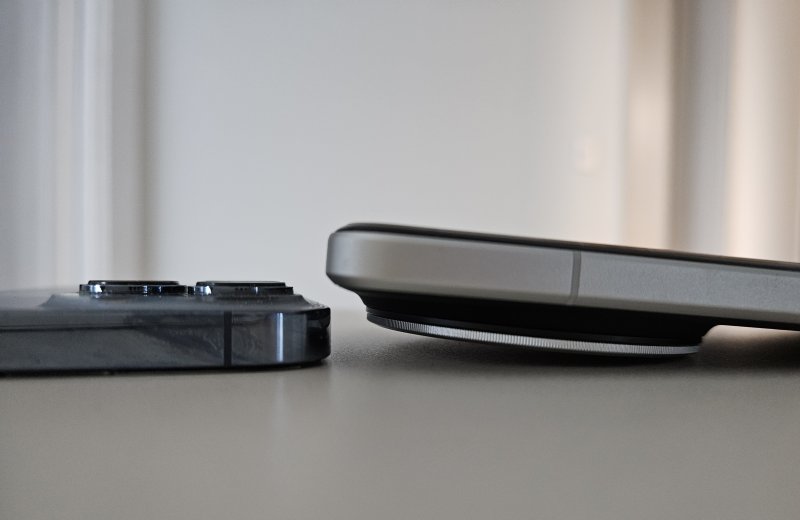 샤오미15 울트라(오른쪽)와 애플 아이폰13 프로. 2025.03.28./뉴스1 ⓒNews1 김정현 기자