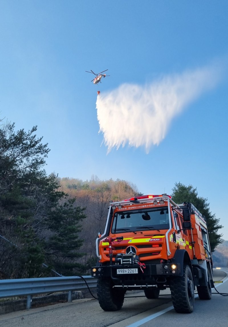 [안동=뉴시스] 김진호 기자 = 산불이 재발화한 경북 안동시 남후면 고상리에서 29일 진화헬기가 물을 살포하고 있다. 2025.03.29. (사진=경북소방본부 제공) photo@newsis.com *재판매 및 DB 금지