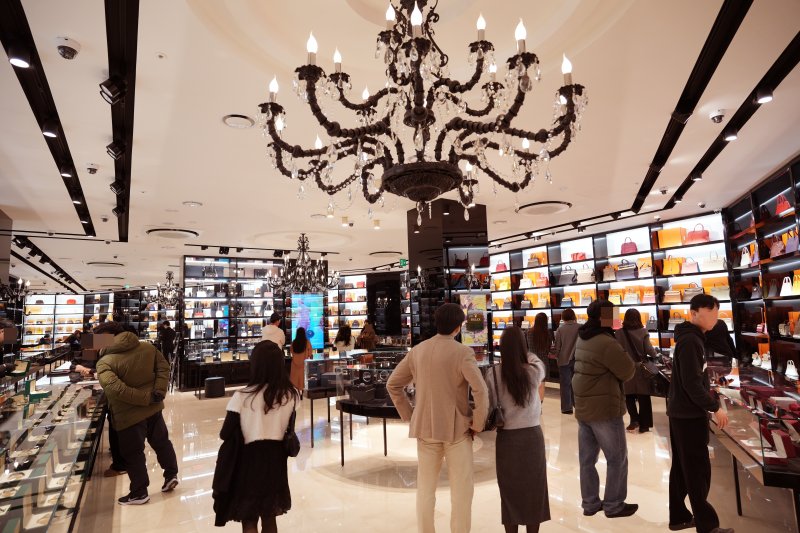 캉카스백화점 매장이 고객들로 북적이고 있다. *재판매 및 DB 금지