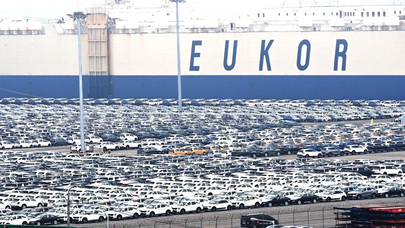 [평택=뉴시스] 김종택 기자 = 27일 경기도 평택항 내 자동차 전용부두에 선적을 기다리는 수출용 차량이 세워져 있다. 2025.03.27. jtk@newsis.com