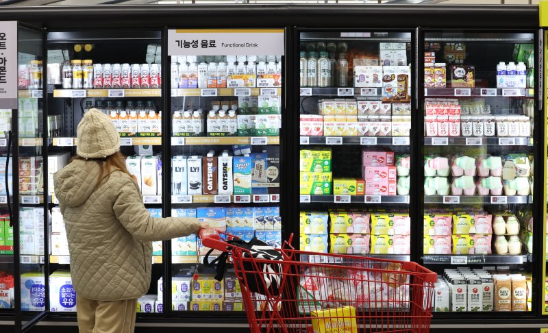 [서울=뉴시스] 황준선 기자 = 27일 서울 시내 한 대형마트를 찾은 시민들이 장을 보고 있다. 이날 통계청 국가통계포털에 따르면 올해 3분기 전체 가구의 전체 소득에서 처분가능소득은 평균 397만원으로 지난해 같은 기간 대비 3.1% 늘어난 반면에 가공식품과 외식의 3분기 물가 상승률은 6.3%와 5.4%로 처분가능소득 증가율을 상회했다. 먹거리 물가 상승률이 처분가능소득 증가율을 웃도는 현상이 5개 분기 연속 이어지고 있어 먹거리가 가계에 계속 부담으로 작용하고 있다. 2023.11.27. hwang@newsis.com