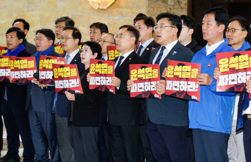 더불어민주당 초선 의원들이(더민초) 28일 서울 여의도 국회 로텐더홀에서 한덕수 대통령 권한대행을 향해 마은혁 헌법재판관 후보자 임명을 촉구하며 비상시국대응 긴급 기자회견을 하고 있다. 2025.3.28/뉴스1 ⓒ News1 안은나 기자