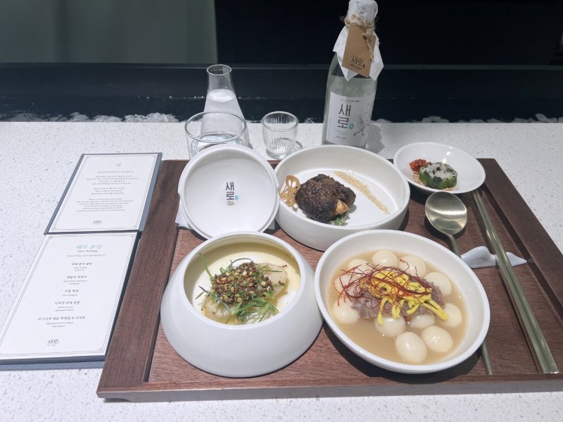 롯데칠성음료가 조서형 셰프와 협업해 선보인 '새로술상' 모습.(사진=롯데칠성음료 제공) *재판매 및 DB 금지