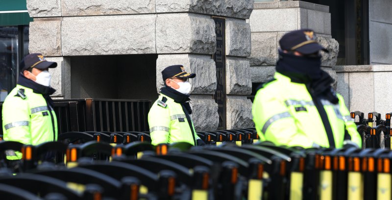 [서울=뉴시스] 홍효식 기자 = 서울 종로구 헌법재판소에서 경찰들이 경계근무를 서고 있다. 2025.01.22. yesphoto@newsis.com