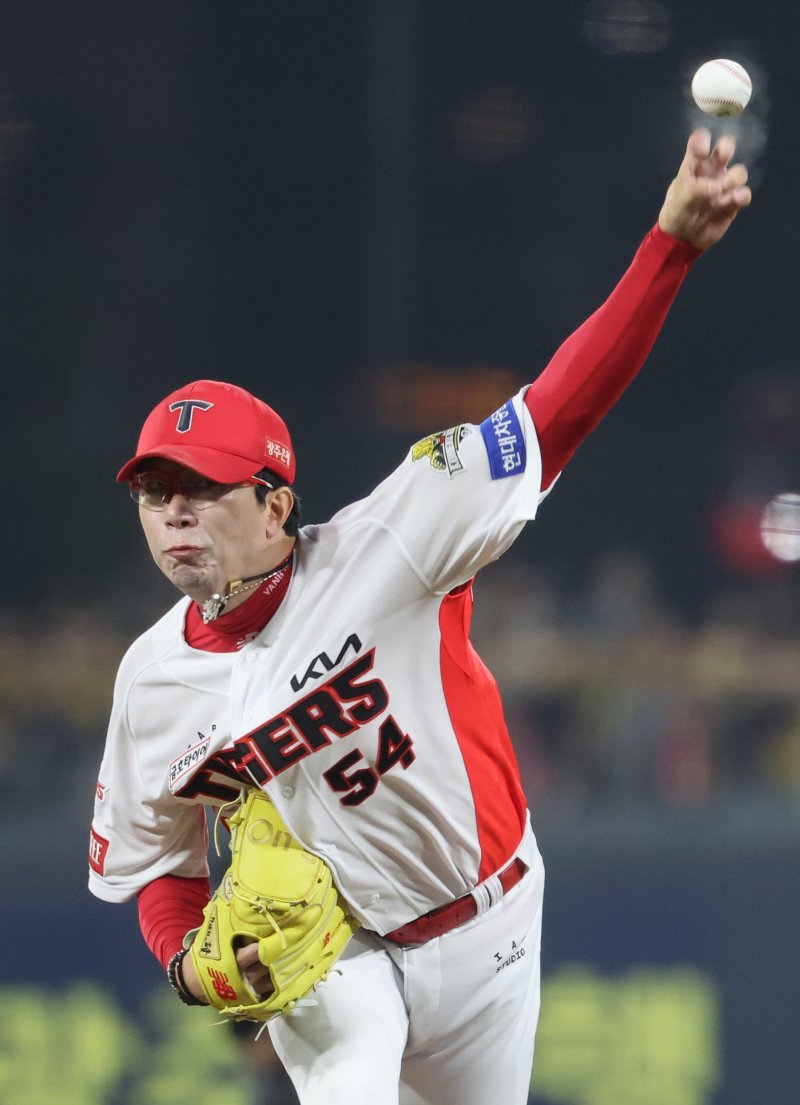 [광주=뉴시스] 김금보 기자 = 28일 광주 북구 광주-기아챔피언스필드에서 열린 2024 KBO 포스트시즌 한국시리즈 5차전 KIA 타이거즈와 삼성 라이온즈의 경기, 1회초 KIA 선발 양현종이 역투하고 있다. 2024.10.28. kgb@newsis.com