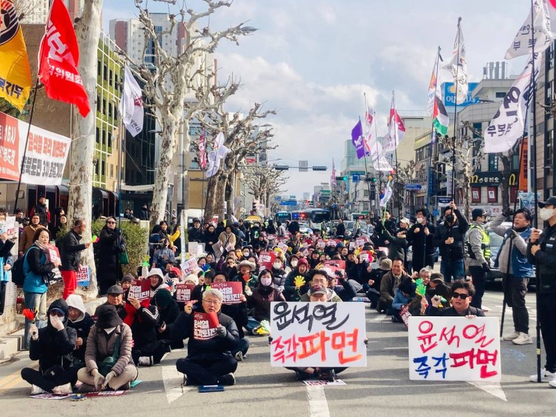 [청주=뉴시스] 진보 성향 단체가 29일 충북도청 앞에서 집회를 열고 헌법재판소의 윤석열 대통령 파면 선고를 촉구하고 있다. (사진= 충북비상시국회의 제공) 2025.03.29. photo@newsis.com *재판매 및 DB 금지