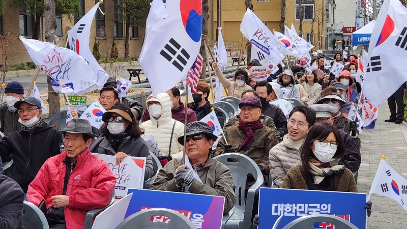 [청주=뉴시스] 보수 성향 개신교 단체가 29일 충북도청 서문에서 집회를 열고 헌법재판소의 윤석열 대통령 탄핵 기각을 촉구하고 있다. (사진= 청주세이브코리아 제공) 2025.03.29. photo@newsis.com *재판매 및 DB 금지