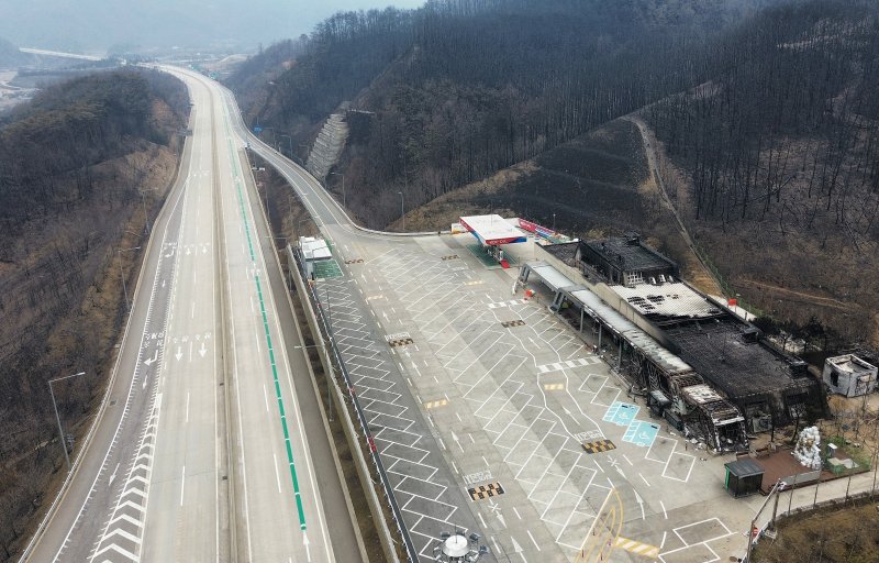 지난 27일 경북 청송군 서산영덕고속도로 영덕방향 청송휴게소에 산불이 번져 건물이 새까맣게 탔다. 2025.3.27/뉴스1 ⓒ News1 공정식 기자