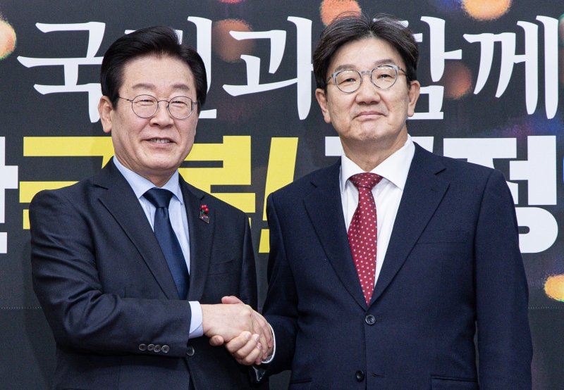 이재명 더불어민주당 대표가 18일 오후 서울 여의도 국회에서 권성동 국민의힘 당대표 권한대행 겸 원내대표와 악수하고 있다. 2024.12.18/뉴스1 ⓒ News1 이재명 기자