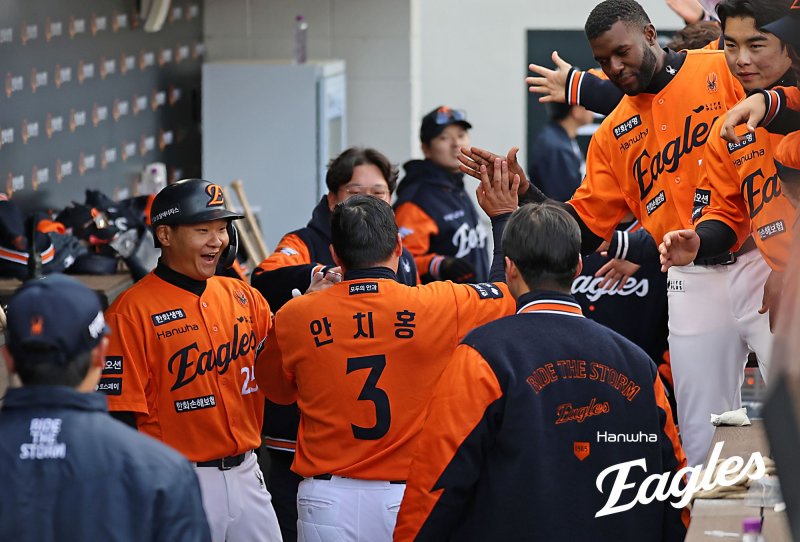 [서울=뉴시스] 프로야구 한화 이글스 안치홍이 29일 대전 한화생명볼파크에서 열린 2025 신한 쏠뱅크 KBO리그 KIA 타이거즈와의 경기 8회말 2타점 역전 적시타를 치고 동료들의 축하를 받고 있다. (사진=한화 이글스 제공) 2025.03.29. *재판매 및 DB 금지