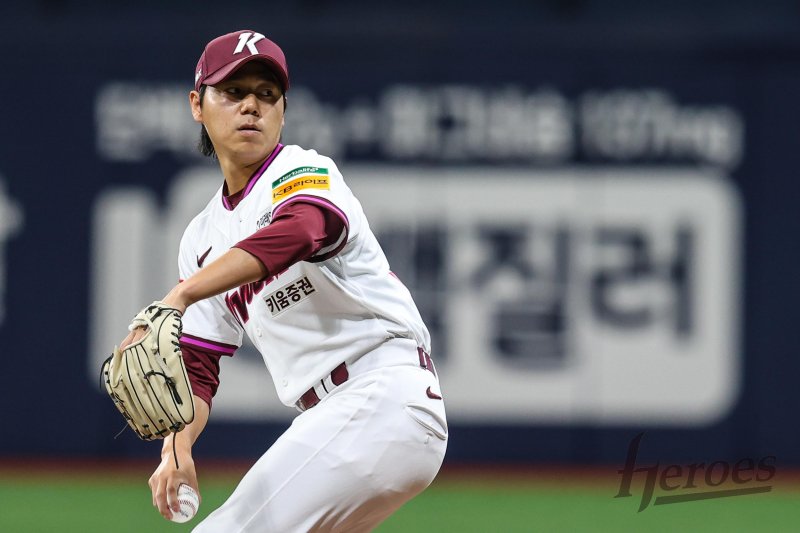 [서울=뉴시스] 프로야구 키움 히어로즈 하영민이 29일 고척스카이돔에서 열린 2025 신한 쏠뱅크 KBO리그 SSG 랜더스와의 경기에서 선발 투수로 등판해 투구를 펼치고 있다. (사진=키움 히어로즈 제공) 2025.03.29. *재판매 및 DB 금지