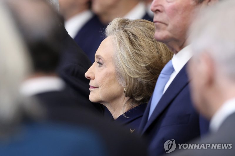 1월 20일(현지시간) 미 의회에서 열린 트럼프 대통령 취임식 참석한 힐러리 클린턴 전 국무부 장관 (출처=연합뉴스)