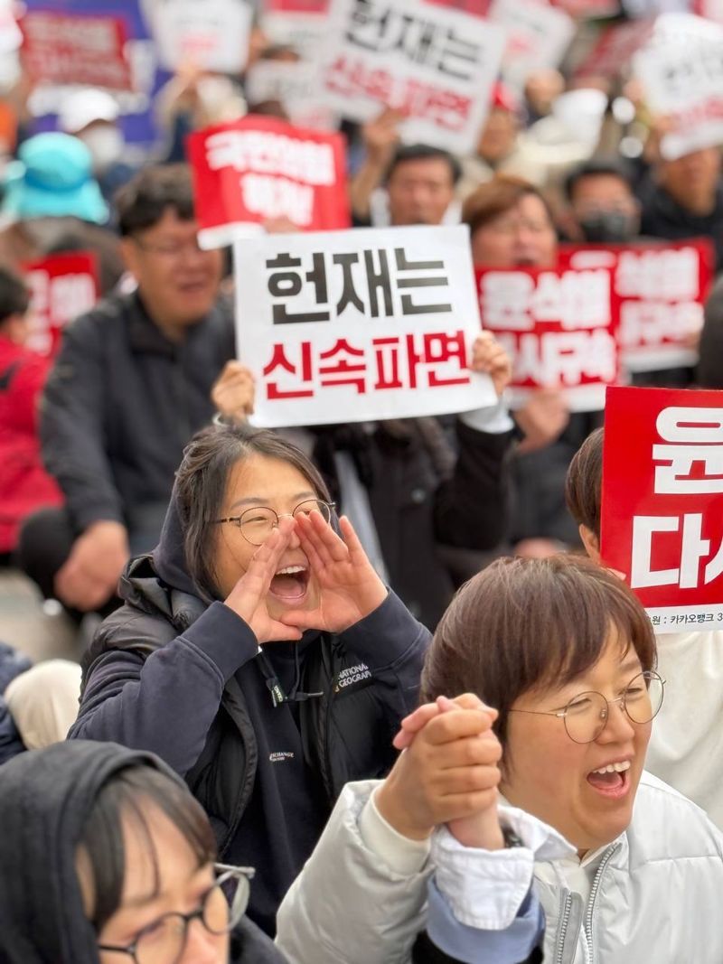 29일 롯데백화점 울산점 광장에서 열린 윤석열 대통령 탄핵 찬성 집회에서 참가자들이 큰 소리로 "즉각 파면"을 외치고 있다. 민주노총 울산지역본부 제공