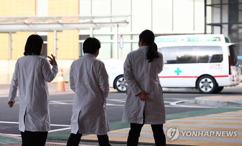 서울의 한 대학병원에서 의료진이 이동하고 있다 (출처=연합뉴스)