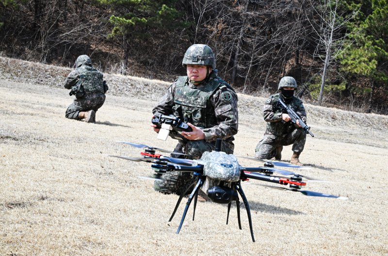 지작사 드론봇전투단 장병들이 UGF 인근을 정찰하기 위해 스위드 드론을 투입하고 있는 모습. (육군 제공. 재판매 및 DB 금지) 2025.3.17/뉴스1