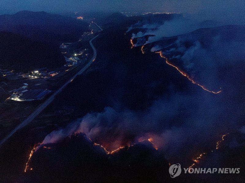 밤이 되면 선명해지는 불길 (출처=연합뉴스)