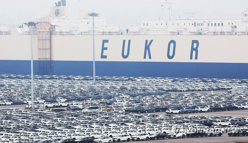 경기 평택항에서 수출 대기 중인 자동차들 (출처=연합뉴스)
