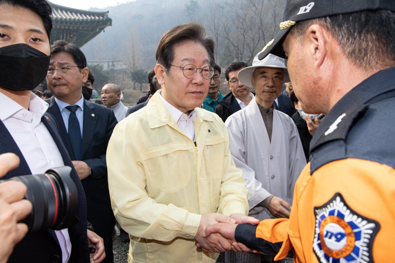 이재명 더불어민주당 대표가 27일 오전 산불로 전소된 경북 의성군 고운사를 찾아 소방대원을 격려하고 있다. 이번 산불로 국가지정 문화유산 보물로 지정된 고운사 가운루와 연수전 등이 전소됐다. 2025.3.27/뉴스1 ⓒ News1 이재명 기자