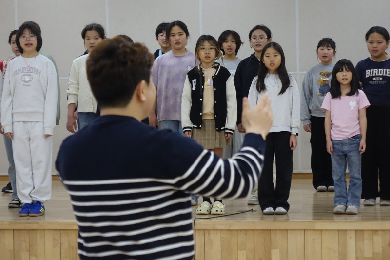 [제주=뉴시스] 양영전 기자 = 구좌어린이합창단이 지난 24일 오후 구좌읍사무소에서 연습하고 있다. 2025.03.29. 0jeoni@newsis.com