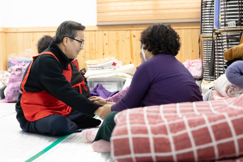 [수원=뉴시스] 29일 오전 김동연 경기도지사가 경북지역 산불 피해 이재민 대피소를 방문해 이재민을 위로하고 있다. (사진=경기도 제공) 2025.03.30. photo@newsis.com *재판매 및 DB 금지