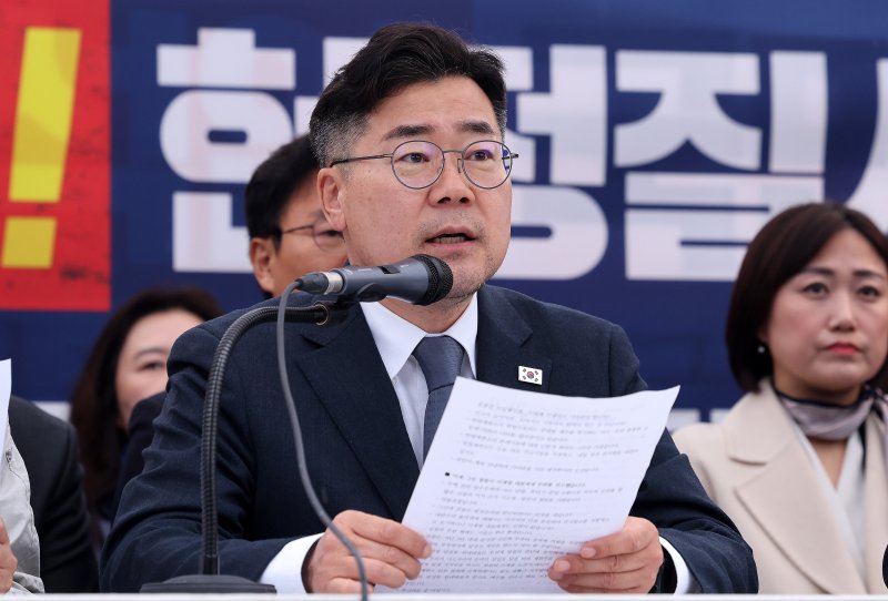 박찬대 더불어민주당 원내대표가 27일 서울 종로구 광화문 앞 민주당 천막당사에서 열린 정책조정회의에서 발언하고 있다. 2025.3.27/뉴스1 ⓒ News1 박지혜 기자