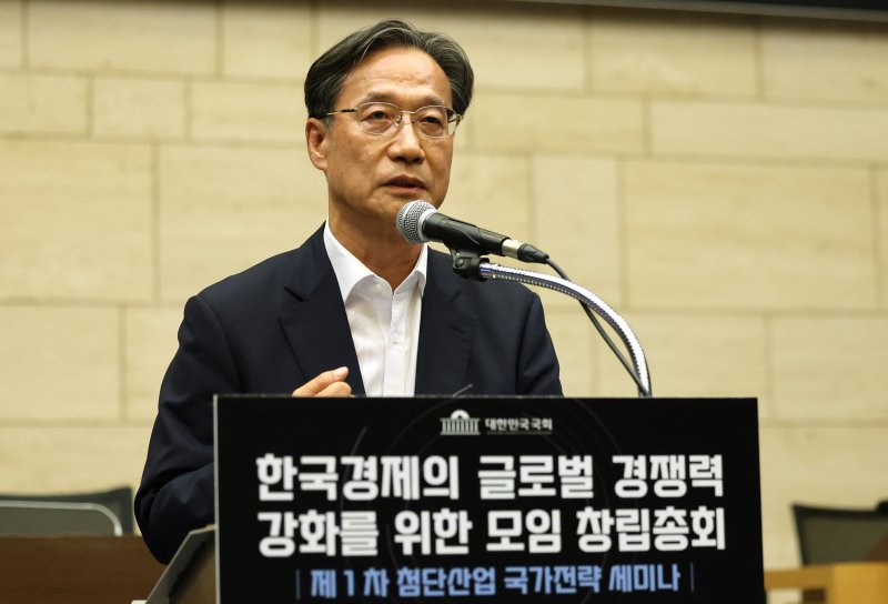 지난해 8월 20일 서울 중구 대한상의에서 열린 '한국경제의 글로벌 경쟁력 강화를 위한 모임' 창립총회에서 모임 공동대표인 유동수 의원이 개회사를 하고 있다. 2024.8.20/뉴스1 ⓒ News1 박지혜 기자