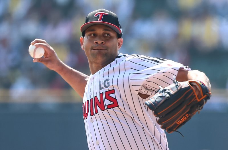 22일 서울 송파구 잠실야구장에서 열린 '2025 신한 SOL 뱅크 KBO리그' 개막전 롯데 자이언츠와 LG 트윈스의 경기, 1회초 LG 선발투수 치리노스가 등판해 역투하고 있다. 2025.3.22/뉴스1 ⓒ News1 김도우 기자