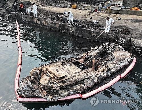 산불에 불탄 어선 (출처=연합뉴스)
