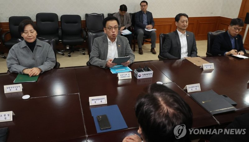 최상목 부총리, 긴급현안 경제장관 간담회 (출처=연합뉴스)