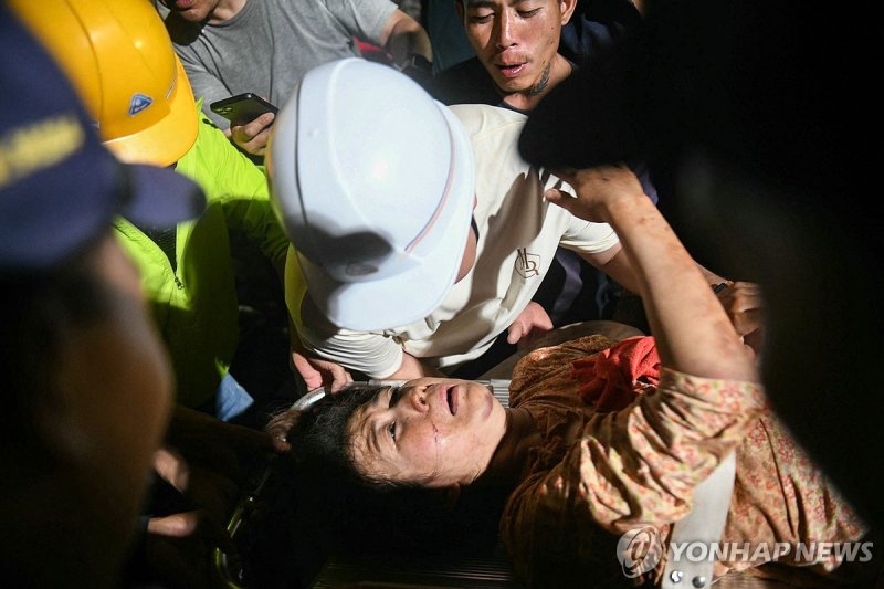 미얀마 붕괴 아파트에서 구조된 여성 (출처=연합뉴스)