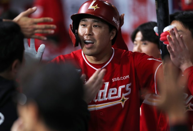홈런을 치고 동료 축하를 받는 SSG 한유섬 (출처=연합뉴스)