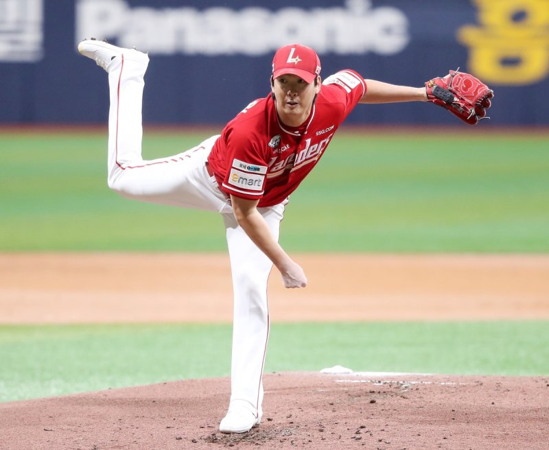 5⅔이닝 1실점으로 제 몫을 한 SSG 선발 문승원 (출처=연합뉴스)
