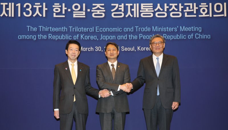 높은 수준의 3국 FTA 추진… 차별 없는 다자무역체제 지지[한일중 통상장관회의]