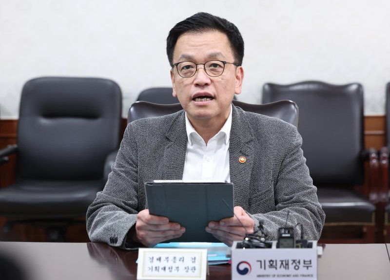 최상목 경제부총리 겸 기획재정부 장관이 30일 서울 종로구 정부서울청사에서 열린 긴급현안 관련 경제관계장관간담회에서 모두발언을 하고 있다. ⓒ News1 김성진 기자