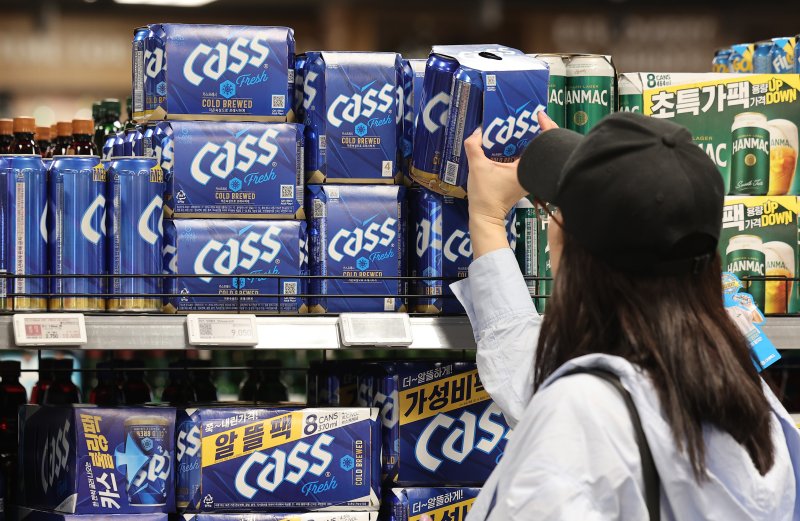 24일 서울 시내 한 대형마트에서 한 시민이 오비맥주 제품을 살펴보고 있다. 2025.3.24/뉴스1 ⓒ News1 김성진 기자