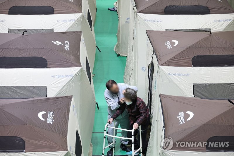 '기약 없는 대피소 생활' (출처=연합뉴스)