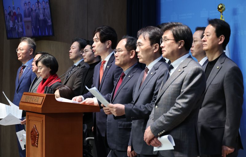 [서울=뉴시스] 권창회 기자 = 국민의힘 박성훈 의원을 비롯한 초선의원들이 30일 오후 서울 여의도 국회 소통관에서 열린 기자회견에서 더불어민주당 초선 의원들의 '줄탄핵' 언급을 비판하는 성명서를 발표하고 있다. 2025.03.30. kch0523@newsis.com