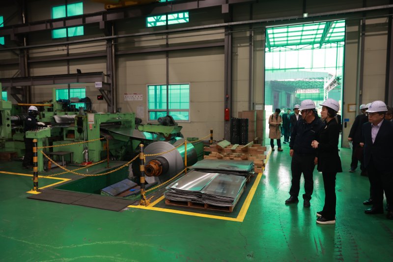 오영주 중소벤처기업부 장관이 알루미늄 제품 생산시설을 둘러보고 있다. (중소기업벤처부 제공. 재판매 및 DB 금지)/뉴스1