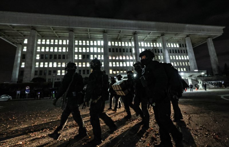 [서울=뉴시스] 고승민 기자 = 국회 본회의에서 비상계엄 해제를 의결한 4일 새벽 계엄군 병력이 국회에서 이동하고 있다. 2024.12.04. kkssmm99@newsis.com