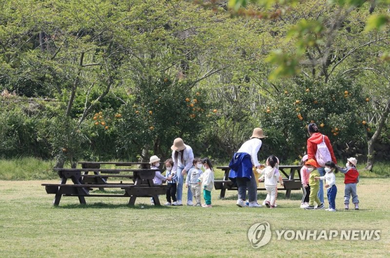 어린이집 원아들의 봄나들이 (출처=연합뉴스)