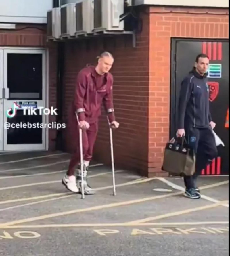 목발을 사용해 경기장을 떠나는 엘링 홀란 (출처=연합뉴스)