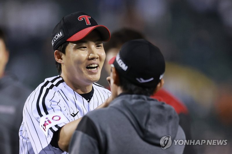 염경엽 감독과 하이파이브하는 임찬규 (출처=연합뉴스)