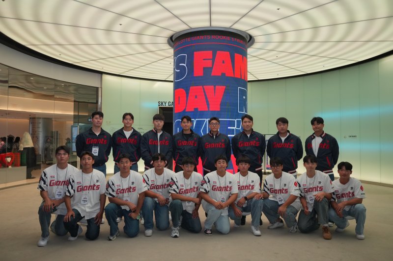 [부산=뉴시스] 롯데 자이언츠와 롯데월드는 프로야구 개막을 기념해 4월 한달 간 전국 롯데월드 어드벤처, 아쿠아리움, 서울스카이, 롯데월드 어드벤처 부산, 롯데워터파크 김해 등 5개 사업장에서 '모여라 자이언츠! 외치자 롯데!' 행사를 진행한다고 31일 밝혔다. (사진=롯데자이언츠 제공) 2025.03.31. photo@newsis.com *재판매 및 DB 금지